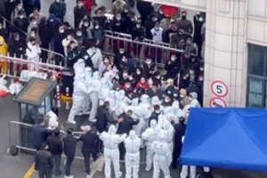 Po protestų Kinija kalba apie griežtos COVID-19 politikos švelninimą