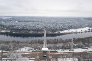 Uždaromas vienas aukščiausių šalyje pėsčiųjų tiltų: po rekonstrukcijos statytojai žada nustebinti