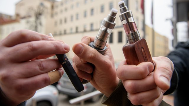 Mokslininkai paneigė mitus: elektroninės cigaretės mesti rūkyti nepadės – gali turėti priešingą poveikį