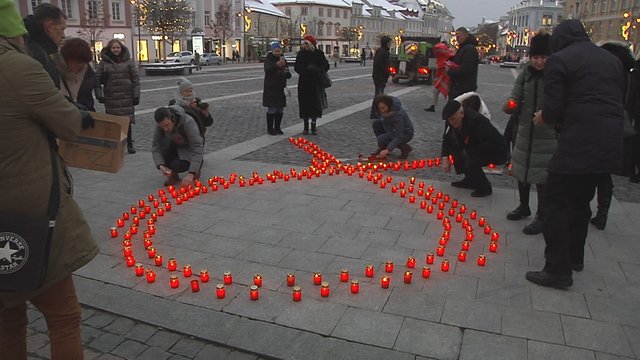 Vilniaus Rotušės aikštę papuošė daugiau nei šimtas žvakučių: minima pasaulinė kovos su AIDS diena
