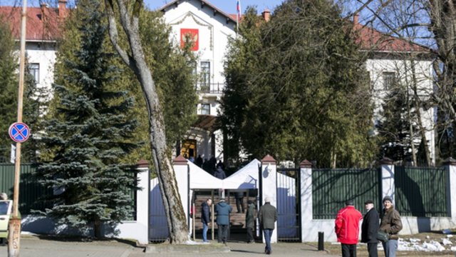 Rusijos ambasados darbuotojui Lietuvoje įteikta nota: jam nurodyta išvykti per 5 darbo dienas