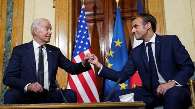 J. Bidenas ir E. Macronas pažadėjo JAV ir Prancūzijos susivienijimą dėl Ukrainos