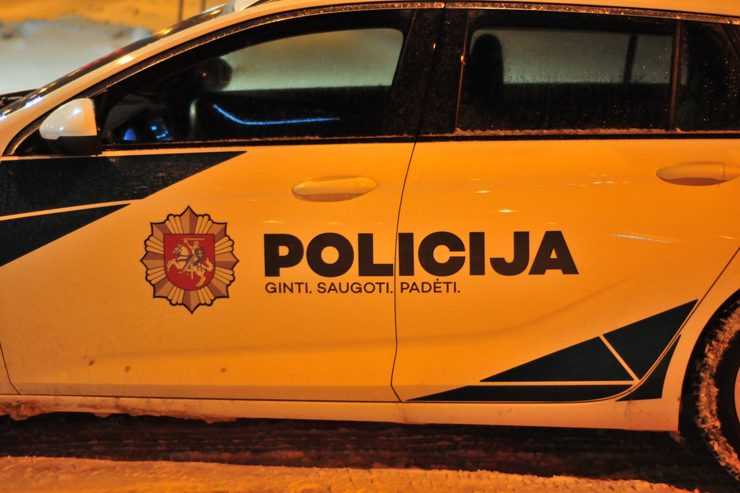 Policijos pareigūnai, užtikrindami eismo saugumą ir vykdydami eismo dalyvių elgesio kelyje kontrolę.<br>A.Vaitkevičiaus nuotr.