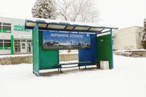 Nuo vandalų kenčia autobusų stotelės: kelininkai prašo gyventojų pagalbos