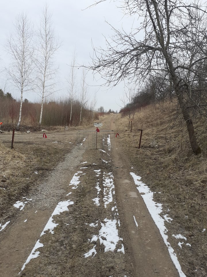 Nuo pernykščio rudens Miklusėnų kaime, prie pat geležinkelio esantis oficialiai neregistruotas kelias vis užtveriamas metaliniais užtvarais ar metaline tvora. Iki šių užtvarų keliu galima patekti laisvai.<br>„Alytaus naujienos“ nuotr.