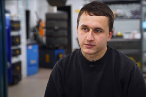 Vaikystėje svajojęs tapti advokatu šiandien jaučiasi laimingu automechaniko darbo vietoje