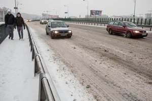 Slystelėjimai į kelio atitvarus kainuoja nemažai: šiemet fiksuota ir 90 tūkst. žala