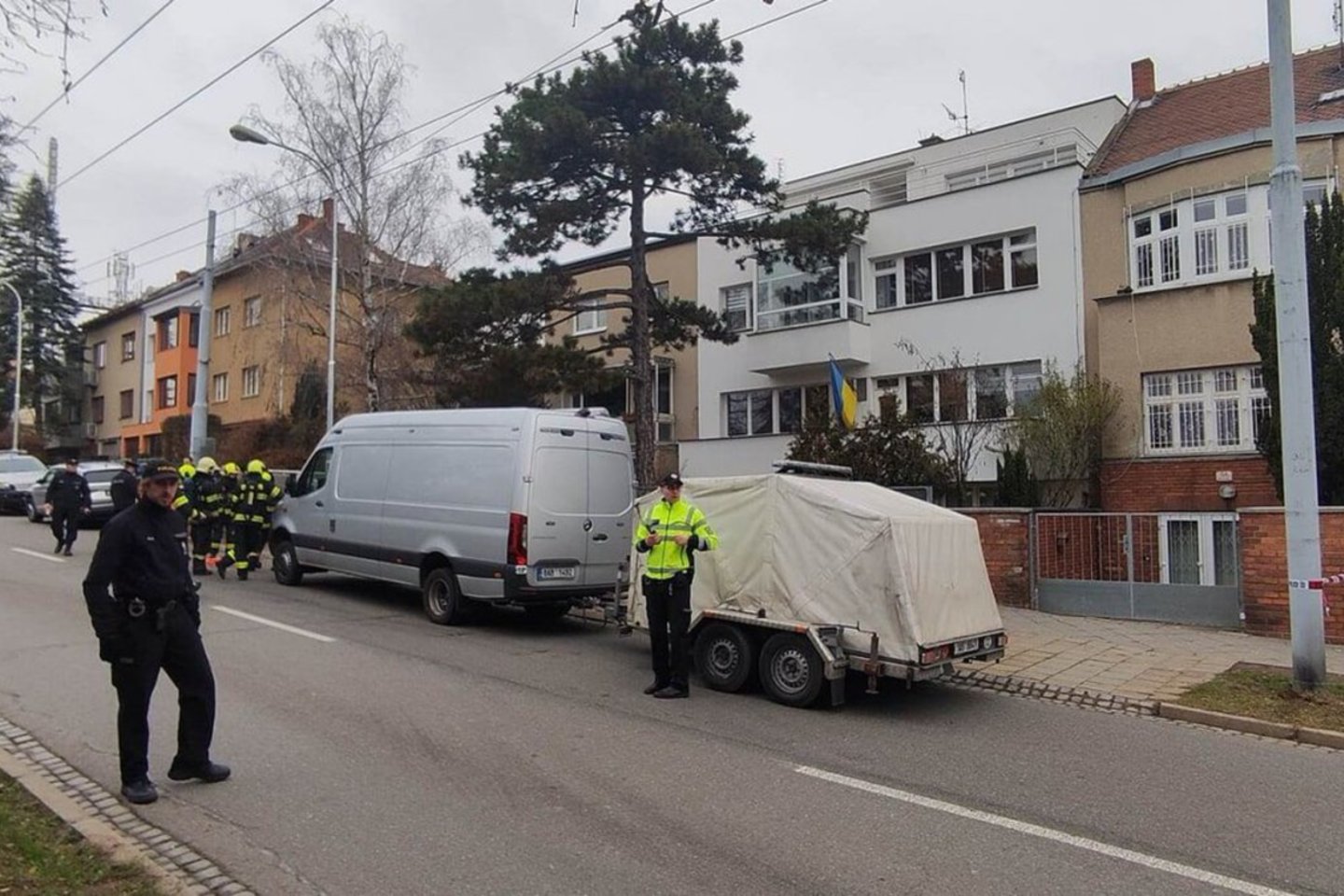 ​Dėl įtartinos pašto siuntos policija atitvėrė Ukrainos konsulatą Čekijos Brno mieste. Siuntinys panašus į paketus su sprogmenimis, kuriuos šią savaitę gavo virtinė adresatų Ispanijoje. Jis dabar bus tiriamas rentgeno aparatu, penktadienį tviteryje pranešė policija.<br>„Twitter“ nuotr.