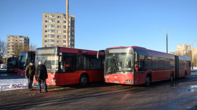 Pirmadienį keleiviams stotelėse teks pašalti: streikuojant VVT, kas antras autobusas gali nevažiuoti