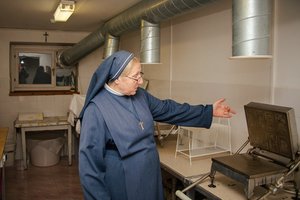 Rodo tuščią vienuolyno virtuvėlę: išaugus kainoms kalėdaičių gaminimas atneštų tik nuostolius, žmonės nebeaukoja