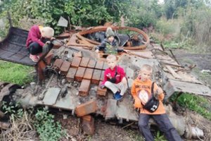 Ukrainos kaimo vaikai gyvena greta karo baisybių: labiausiai mėgsta žaisti tanko liekanose