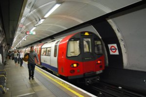 Londonas nutarė pašalinti šias reklamas: jų neliks autobusuose ir metro traukiniuose