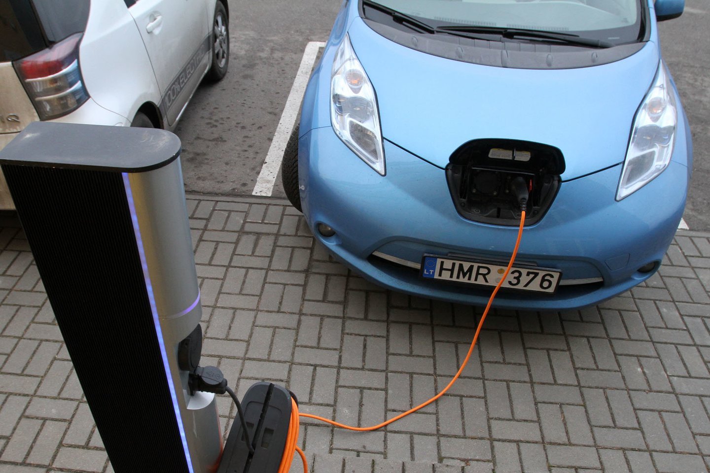 Siekiant sumažinti dėl brangstančios elektros augančias eiles, nuo gruodžio vidurio Klaipėdoje iki valandos ribojamas automobilių krovimo laikas viešose stotelėse.<br>M.Patašiaus nuotr.