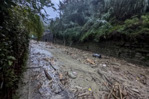 Nuošliaužos katastrofą patyrusi Italijos sala evakuoja žmones dėl artėjančių liūčių 