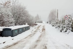 Sodininkai nuo sniego vaduojasi savo jėgomis: automobiliai slysta, žmonės griuvinėja 