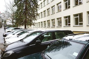 Į mokyklą – automobiliu: pedagogai atskleidė, kur Kauno moksleiviai palieka savo transporto priemones