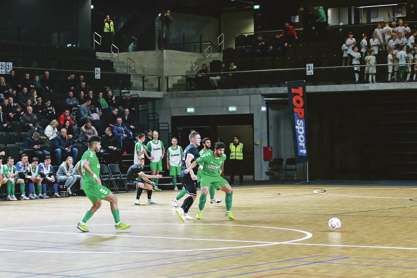 Rungtynes tribūnose stebėjo beveik pusė tūkstančio futbolo aistruolių.