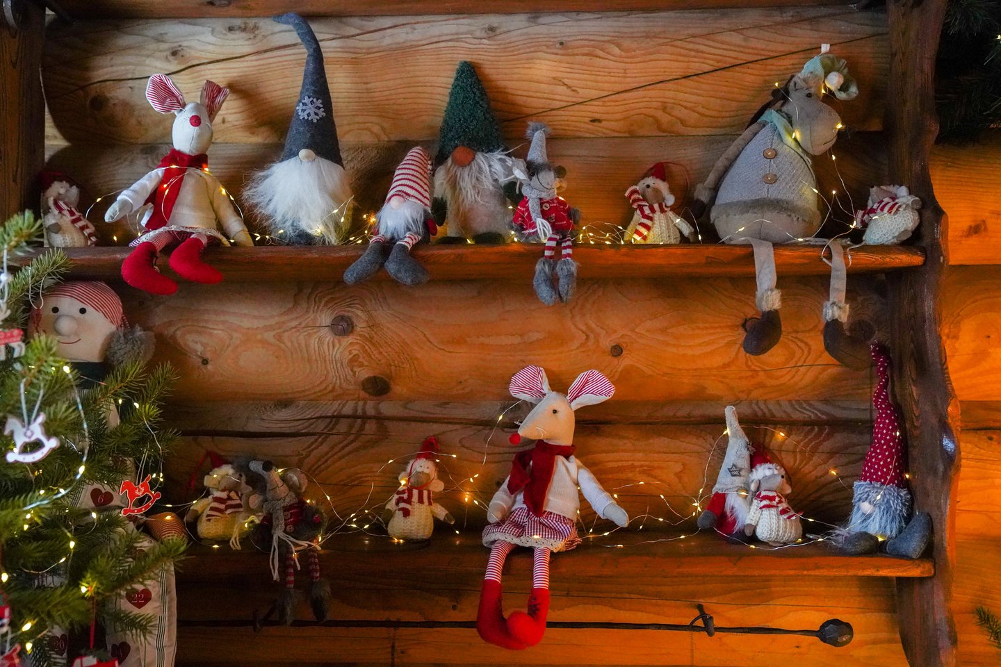 Kaunietė medinėje pirtyje įkūrė Kalėdų Senio namą, o jo interjerui panaudojo šeimos turėtus ir specialiai Danijoje, taip pat Lietuvoje pirktus sendaikčius.<br>G.Bitvinsko nuotr.