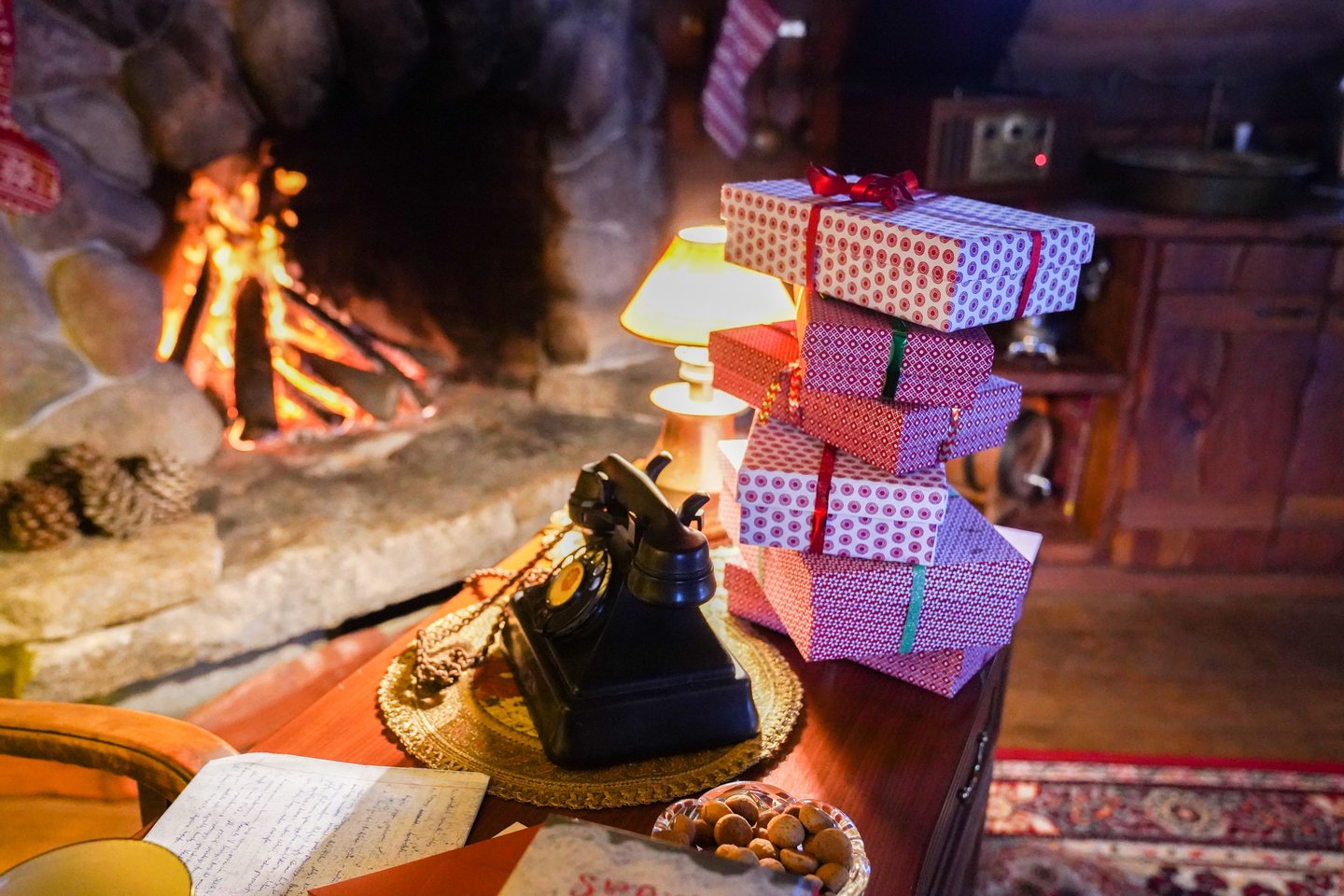 Kaunietė medinėje pirtyje įkūrė Kalėdų Senio namą, o jo interjerui panaudojo šeimos turėtus ir specialiai Danijoje, taip pat Lietuvoje pirktus sendaikčius.<br>G.Bitvinsko nuotr.