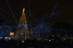 Kalėdų eglę Alytuje įžiebę dzūkai skelbia pasirinkę kuklumą ir nuoširdumą