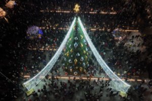 Panevėžyje įžiebta Kalėdų eglė: dėmesį traukia pirmą kartą panaudota išskirtinė dekoracija