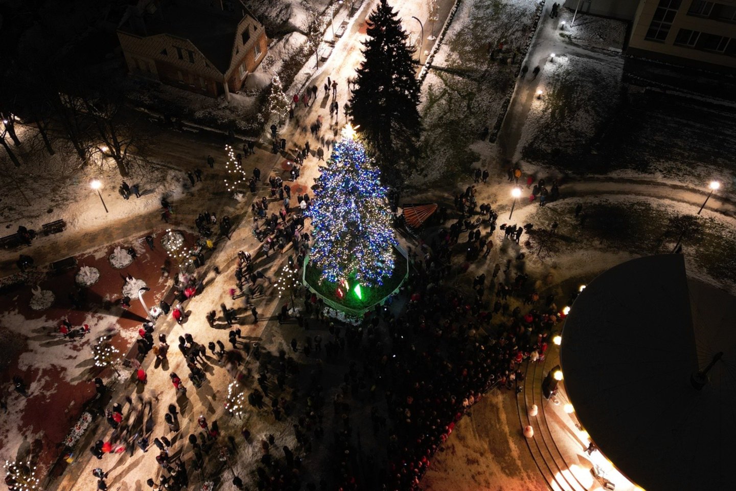  Gruodžio 2-ąją Šiaurės Lietuvos širdyje, Joniškyje, įžiebta natūrali ir miesto istoriją menanti Kalėdų eglė.<br> L.Vingrio nuotr.