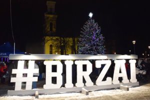 Kalėdų eglės įžiebimas Biržuose priminė tikrą kino filmą: pasirinko ypatingą simbolį