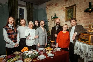 Teatras „Kitas kampas“ įsiamžino kalėdinėje fotosesijoje kaip didelė improvizacijos šeima