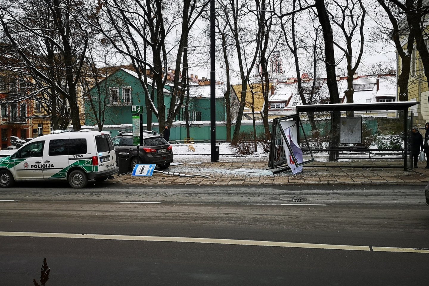  Vilniuje automobilis „Mitsubishi“ įlėkė į stotelę.<br> Facebook/Jono S. nuotr.