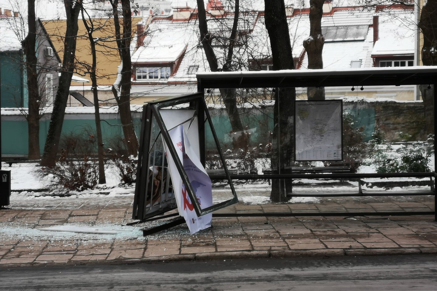  Vilniuje automobilis „Mitsubishi“ įlėkė į stotelę.<br> Facebook/Jono S. nuotr.