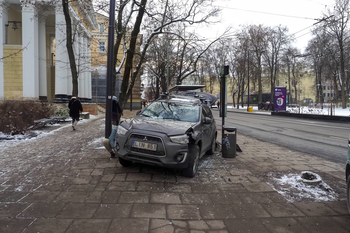  Vilniuje automobilis „Mitsubishi“ įlėkė į stotelę.<br> V.Ščiavinsko nuotr.