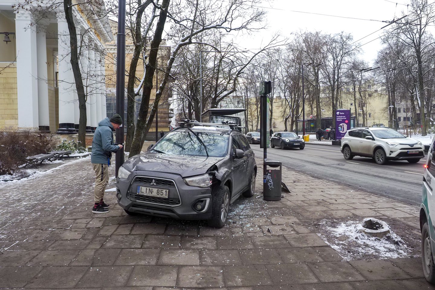  Vilniuje automobilis „Mitsubishi“ įlėkė į stotelę.<br> V.Ščiavinsko nuotr.