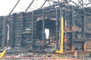 Marijampolės savivaldybėje užsiliepsnojus namui žuvo žmogus, dar vienas – išgabentas į ligoninę