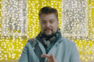 Naujame vaizdo klipe – nesuvaidinta Dainoto Varno reakcija į Vilniaus eglę