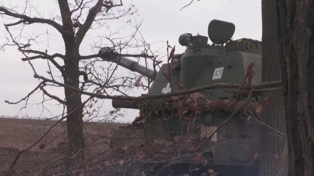 Užfiksuota, kaip Ukrainos kariai savaeigėmis haubicomis apšaudo Rusijos pozicijas Donecke
