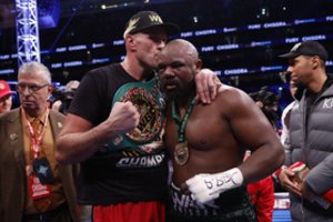 Ir trečiasis D. Chisoros bandymas nokautuoti T. Fury beviltiškai žlugo – 10-me raunde čempionas jau bučiavo pralaimėjusiojo plikę