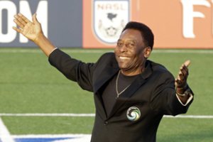 Hospitalizuotas legendinis futbolininkas Pele sako turintis „daug vilčių“