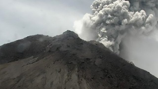 Indonezijoje po metų pertraukos vėl išsiveržė ugnikalnis: paskelbtas aukščiausio laipsnio pavojus 