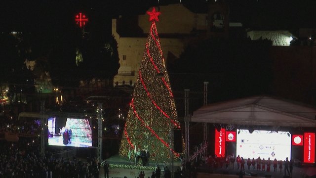 Betliejuje sužibo Kalėdų eglė: tikimasi sulaukti įspūdingo skaičiaus lankytojų 