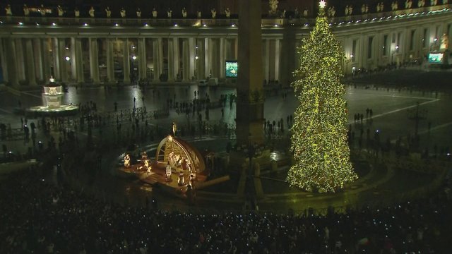 Vatikane suspindo Kalėdų eglė: žaliaskarę puošia vaikų gamintos dekoracijos 