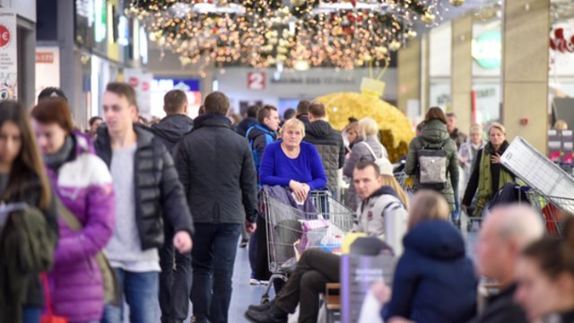 Pakilusios kainos tautiečių negąsdina: prekybos centrus šturmavo kalėdines dovanas pirkti suskubę lietuviai