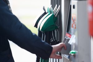 Išbrangę degalai vairuotojus privertė imtis pokyčių: dabar džiaugiasi važiuojantys pigiau nei elektromobiliais