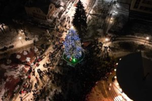 Natūrali eglutė sužibo ir Joniškyje: ją puošė gyventojai