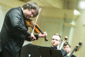 Lietuvos kamerinis orkestras su maestro Sergejumi Krylovu žiemą pradėjo serenadomis