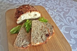 Netikras zuikis su džiovintais obuoliais ir kadagių uogomis bus puikus tiek šiltas, tiek atvėsęs