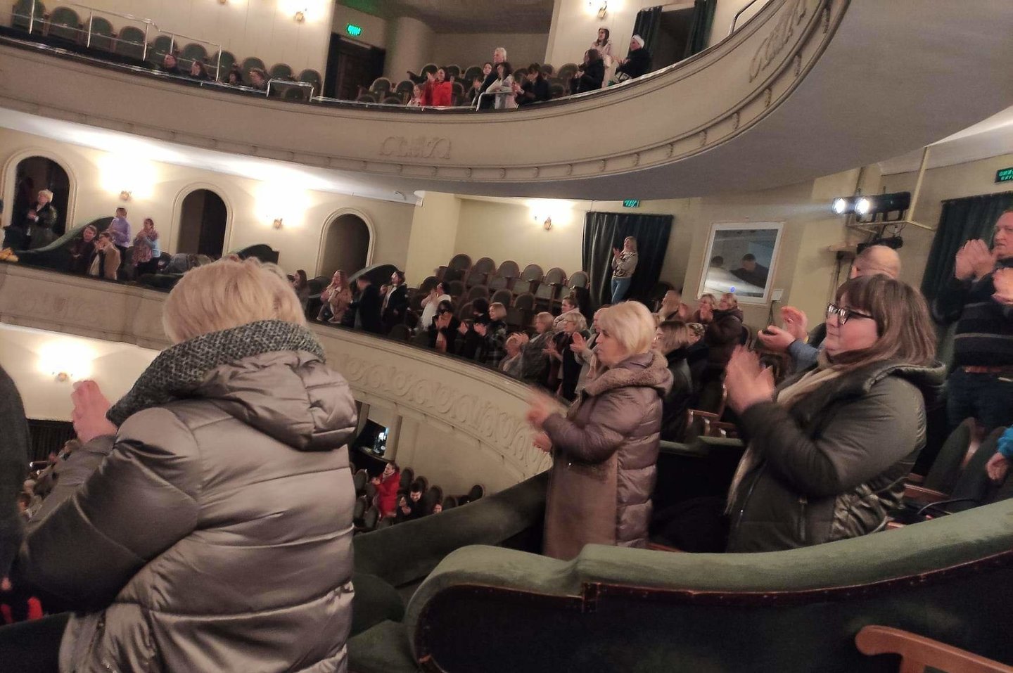 Nešildomame teatre žiūrovai sėdi su striukėmis.<br>E.Butrimo nuotr.