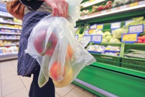 Gyventojai įvertino ploniausių plastiko maišelių apmokestinimą: „Silkės į servetėlę juk nesusivyniosi“
