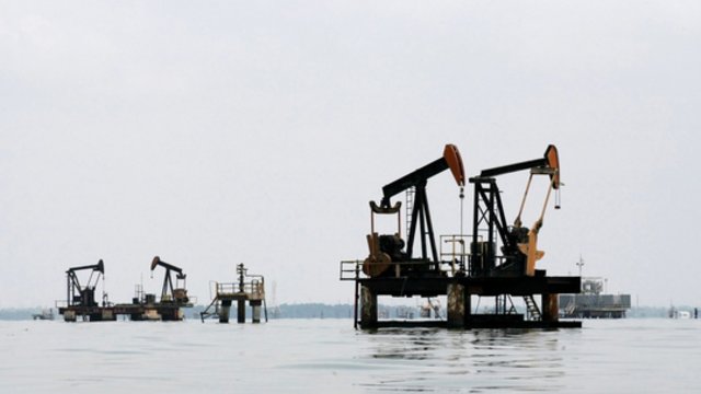 Rusiškos naftos kainų „lubas“ vertina teigiamai: toks sprendimas suveikė dar prieš įsigaliojant apribojimams