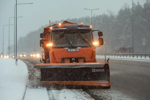 Ant apledijusių kelių slysta ir virsta net barstytuvai: vairuotojai perspėjami apie ekstremalią situaciją
