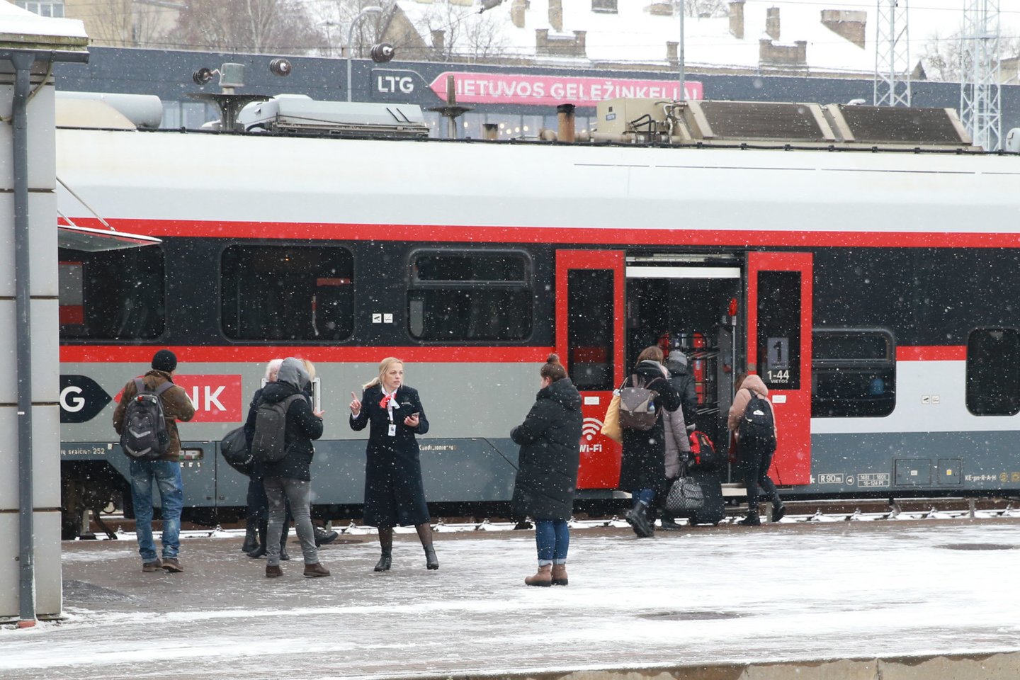 Penktadienį pradėję riedėti kalėdiniai traukiniai supykdė keleivius.<br>R.Danisevičiaus nuotr.